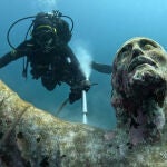 Limpian la escultura del Cristo del Abismo en las profundidades del mar italiano