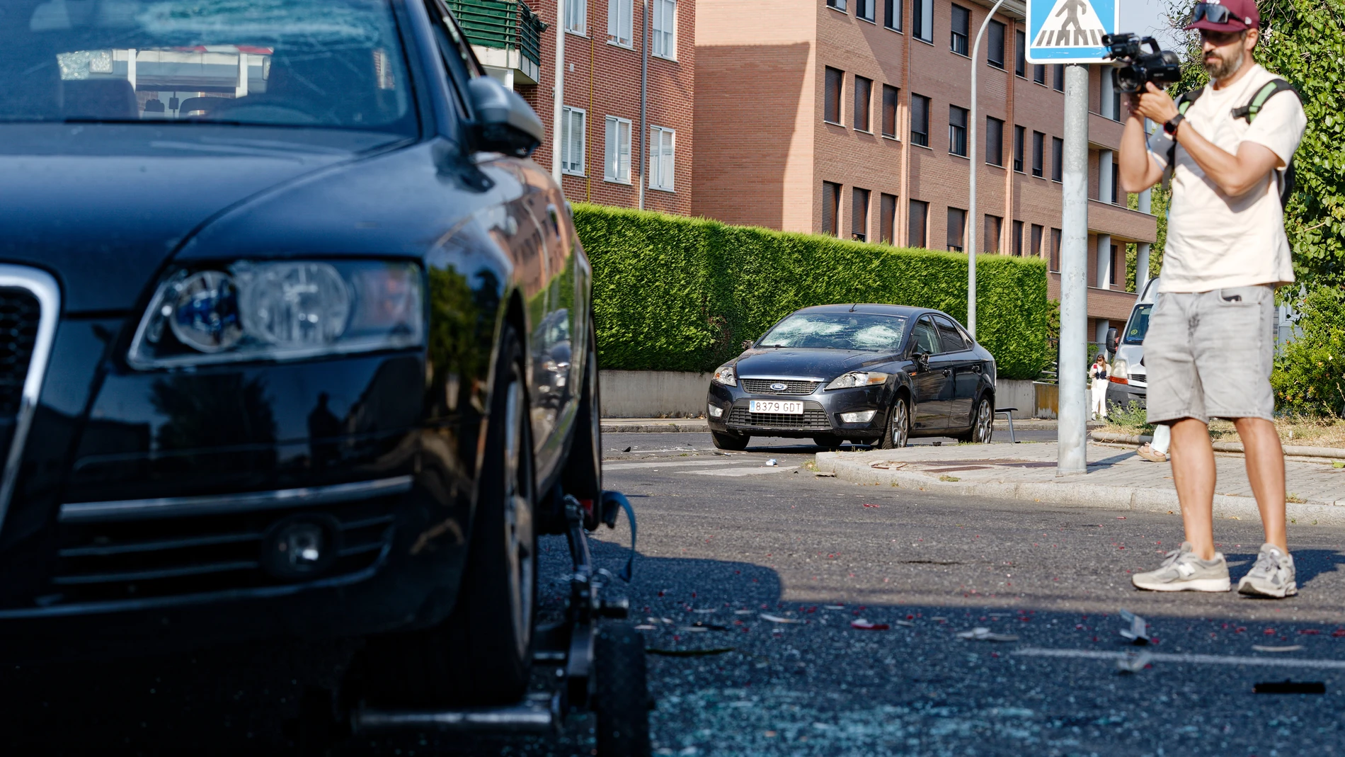 ÁVILA, 22/08/2025.- Vehículos dañados en la reyerta entre dos familias que en la noche de ayer jueves se saldó con un muerto y tres heridos en un barrio de Ávila. EFE/ Raúl Sanchidrián