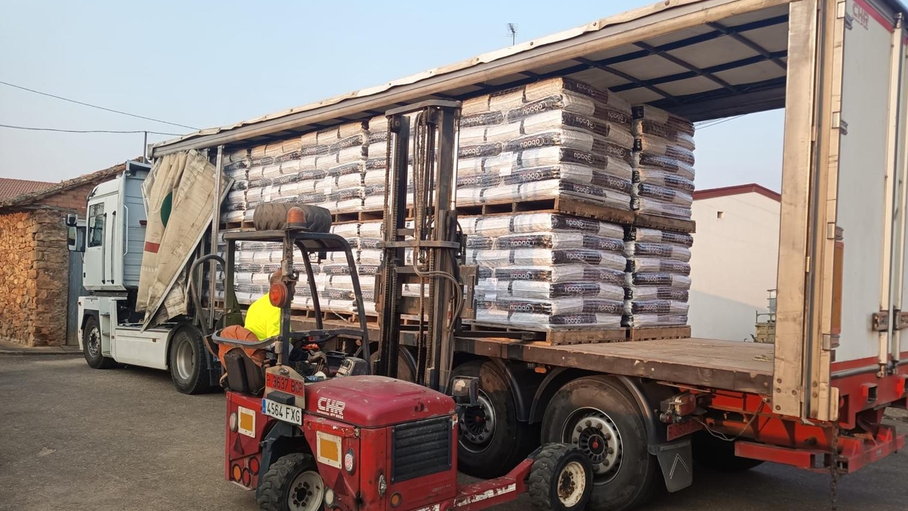 La Junta suministra más de 922.000 kilos de alimentos a 74 ganaderías afectadas por los incendios