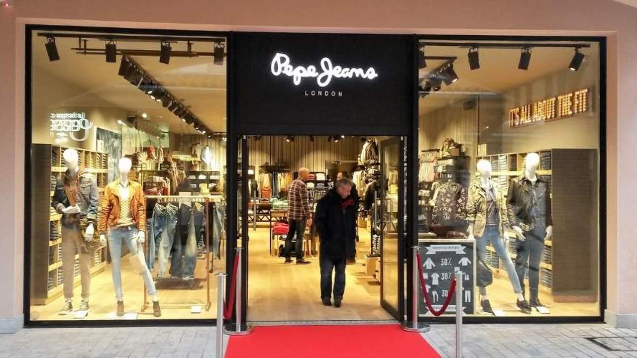 Así es la camiseta básica de Pepe Jeans que compite con Levi’s y Tommy en los mejores looks masculinos de esta temporada