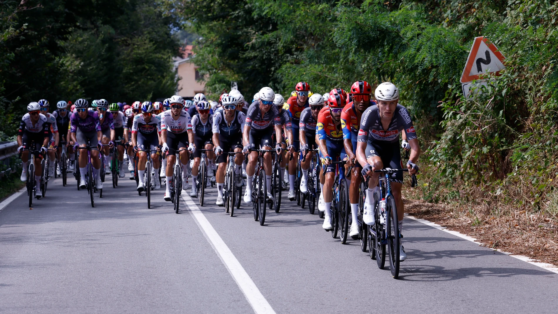 NOVARA (ITALIA), 23/08/2025.- El pelotón durante la primera etapa de 80ª Vuelta a España, un recorrido de 183 kilómetros entre las ciudades italianas de Turín y Novara, este sábado. EFE/Javier Lizón
