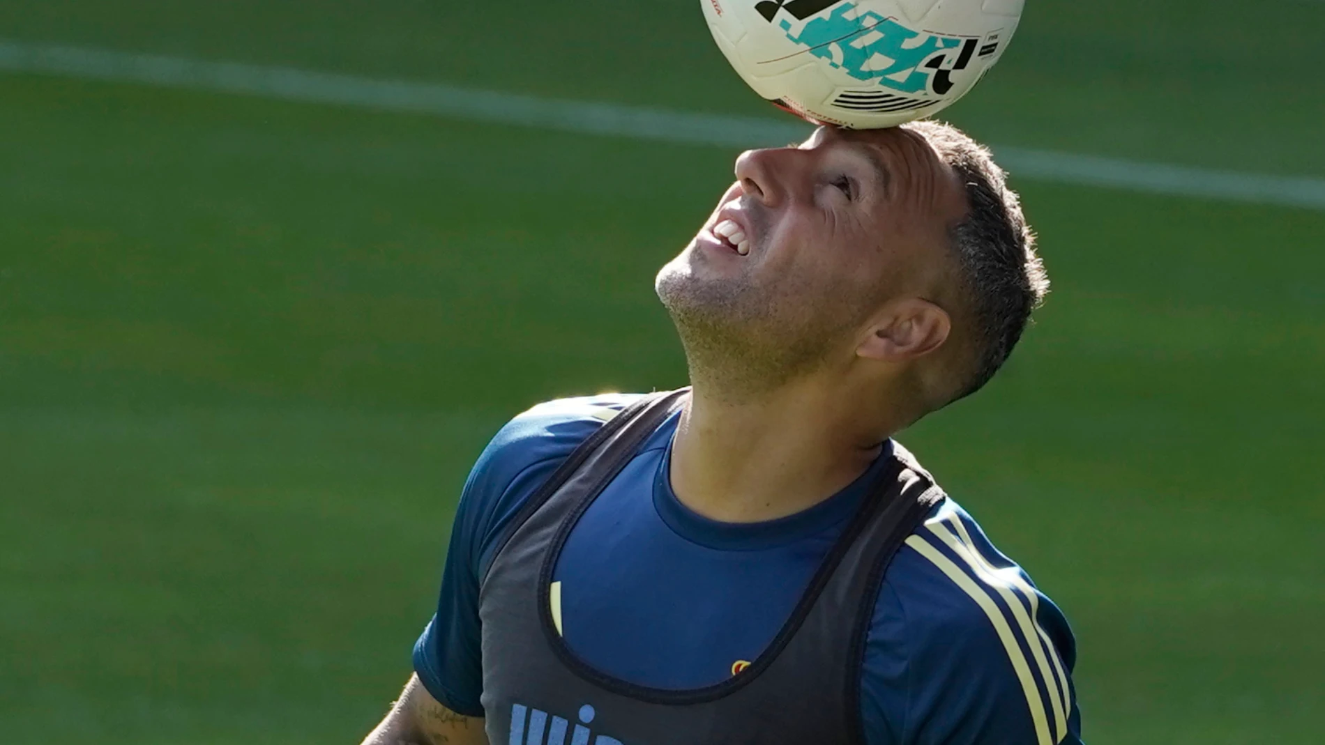 OVIEDO, 23/08/2025.- El capitán del Real Oviedo Santi Cazorla durante el entrenamiento realizado este sábado, previo al partido de LaLiga que les enfrenta al Real Madrid mañana domingo en el estadio Carlos Tartiere. EFE/Paco Paredes