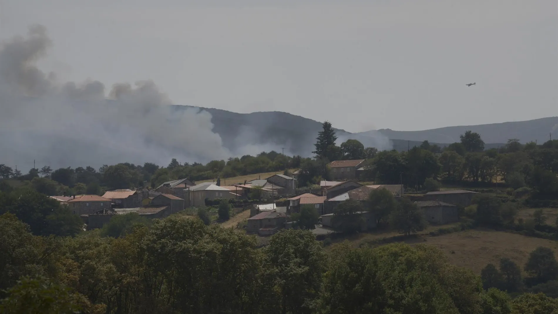 Imagen del humo de uno de los incendios.