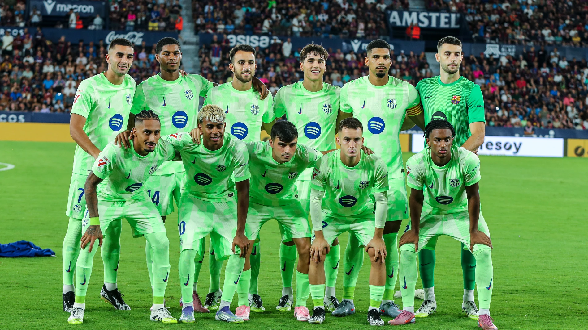FC Barcelona team line up for a photo prior to kick off during the Spanish league, LaLiga EA Sports, football match played between Levante UD and FC Barcelona at Ciutat de Valencia stadium on August 23, 2025, in Valencia, Spain. AFP7 23/08/2025 ONLY FOR USE IN SPAIN