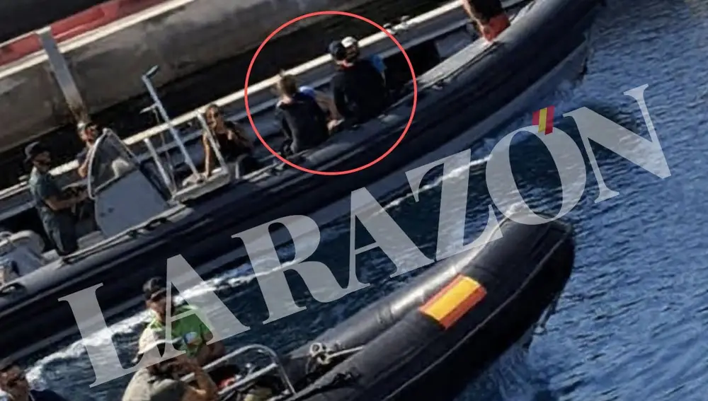 Pedro Sánchez y Begoña Gómez saliendo, ayer, de Puerto Calero (Lanzarote)