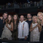 Paula Echevarría y Carmen Lomana en el concierto de 'Lan Nancys Rubias'.