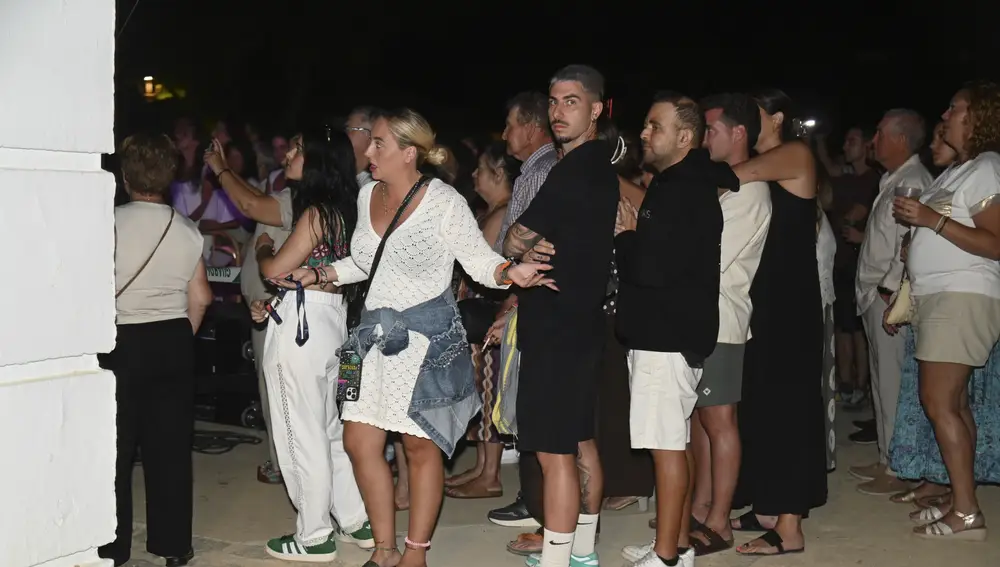 Rocío Flores, su hermano David y Manuel Bedmar en el concierto de Álvaro García