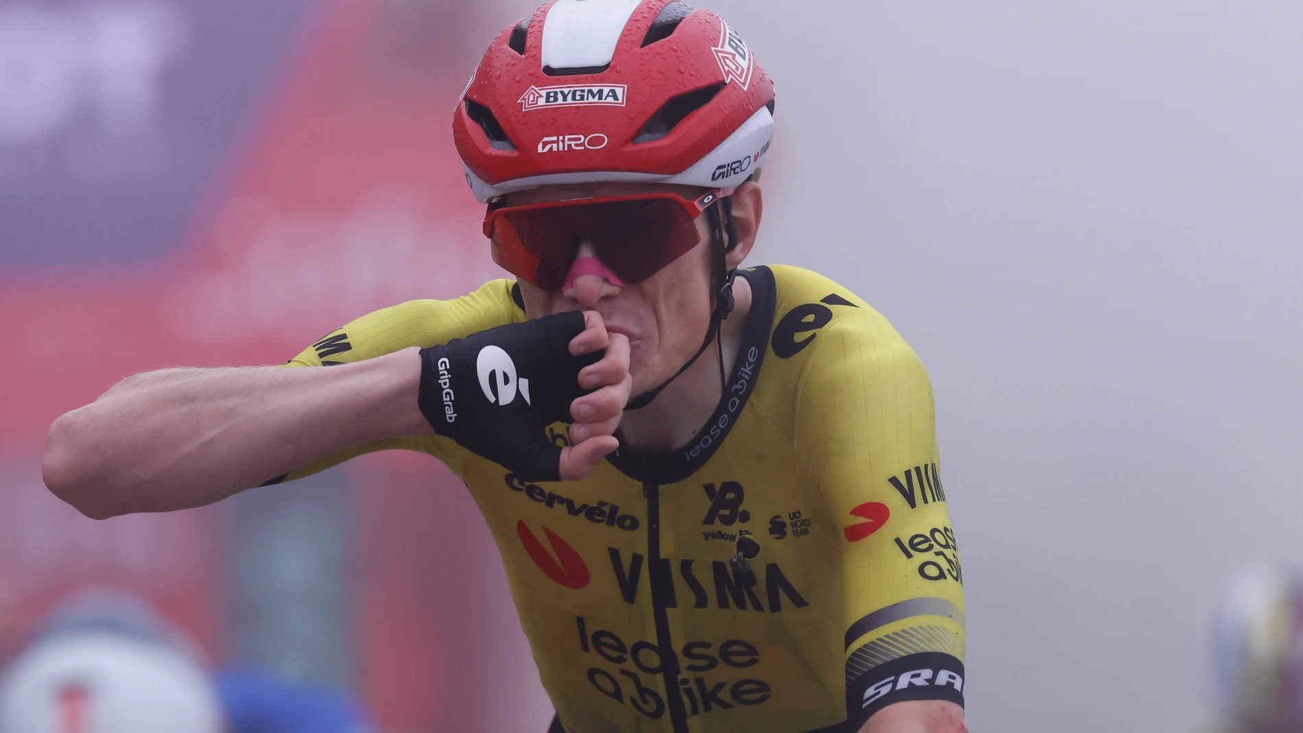 FOTODELDIA LIMONE PIEMONTE (ITALIA), 24/08/2025.- El ciclista danés Jonas Vingegaard (Visma-Lease a Bike) celebra su victoria en la segunda etapa de la Vuelta a España que ha discurrido este domingo por carreteras italianas con un trazado de 157 kilómetros entre Alba y Limone Piemonte, y donde se ha producido el primer final en alto de la carrera. EFE/ Javier Lizón
