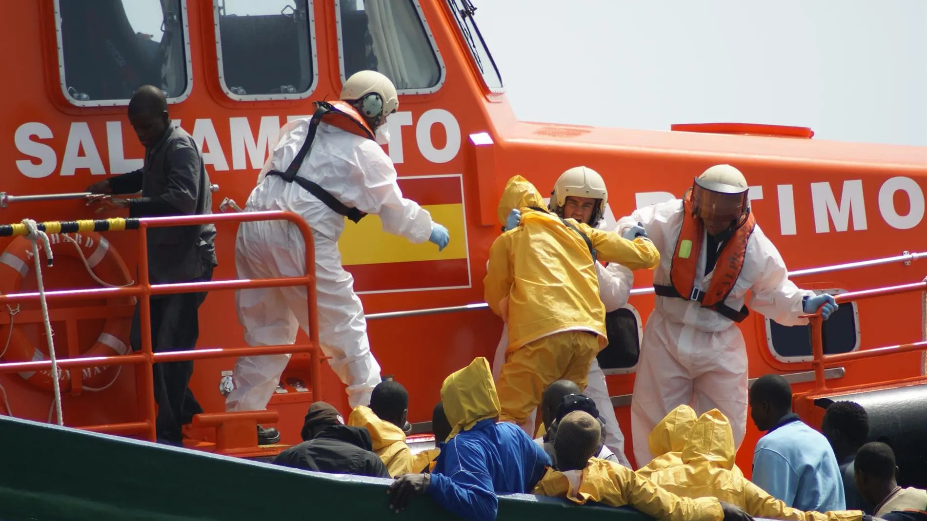 Siete menores migrantes solicitantes de asilo viajan este domingo a la Península en el cuarto traslado desde Canarias