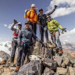 Un exjugador de rugby que quedó paralizado alcanza una cumbre histórica en el Himalaya