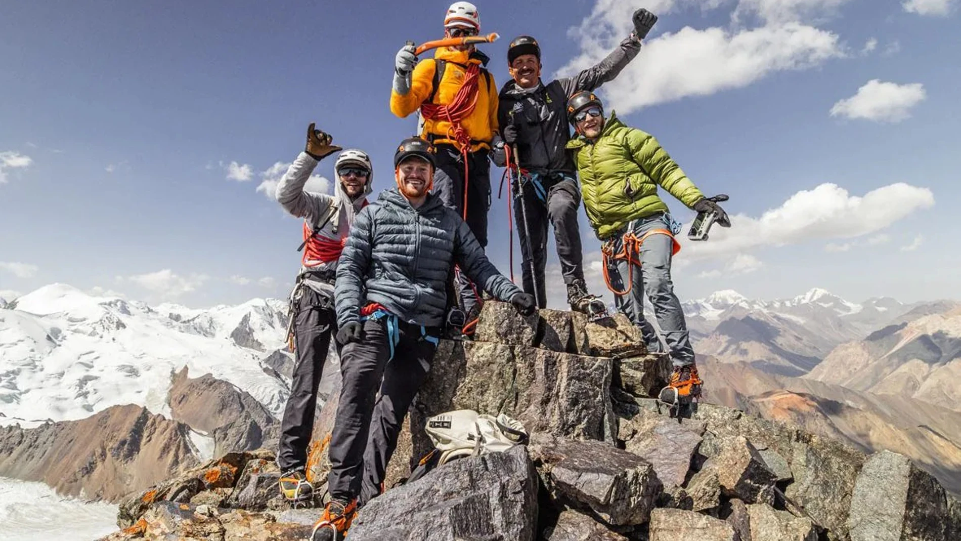 Un exjugador de rugby que quedó paralizado alcanza una cumbre histórica en el Himalaya