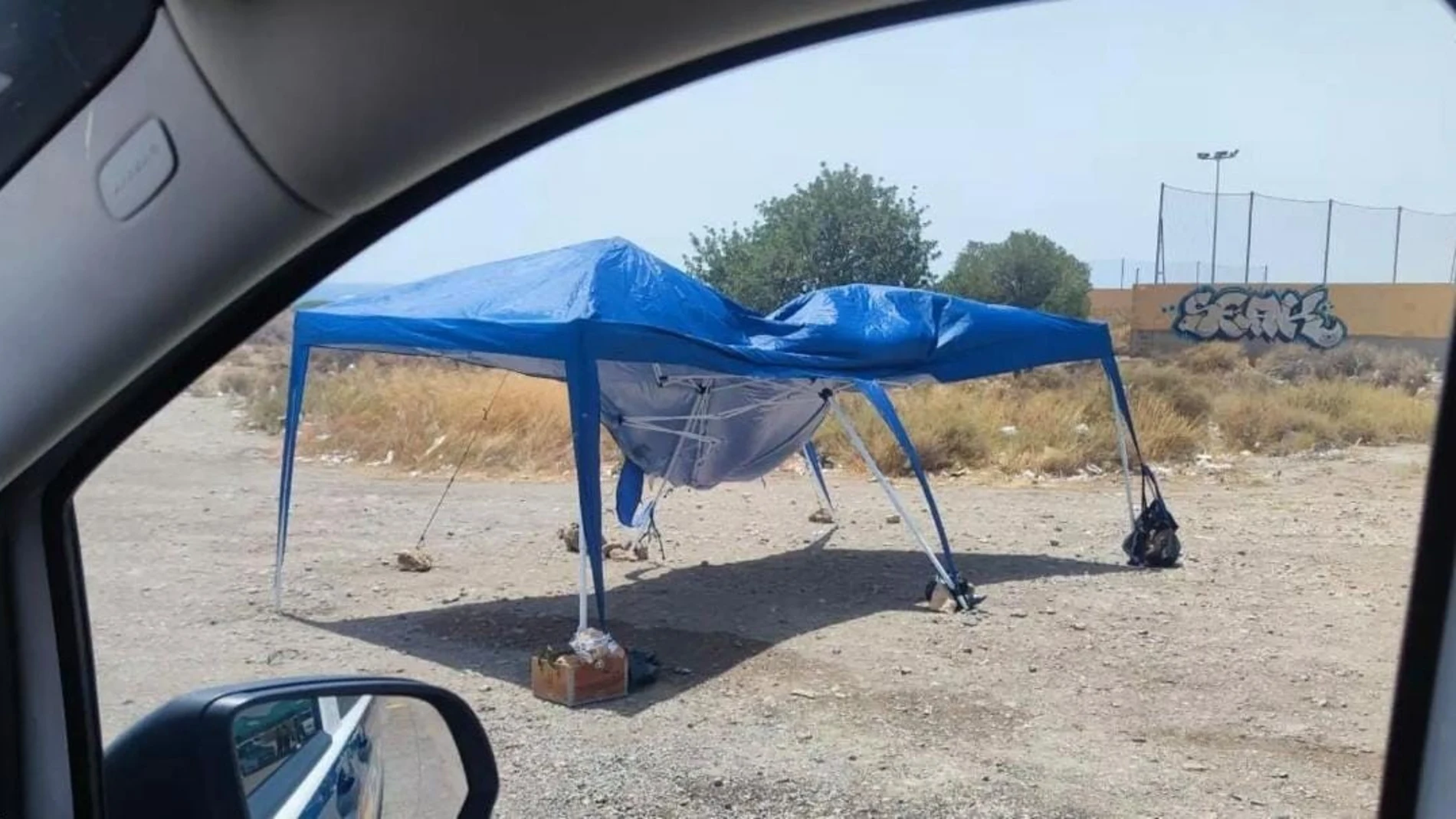 Carpa bajo la que trabajan los agentes