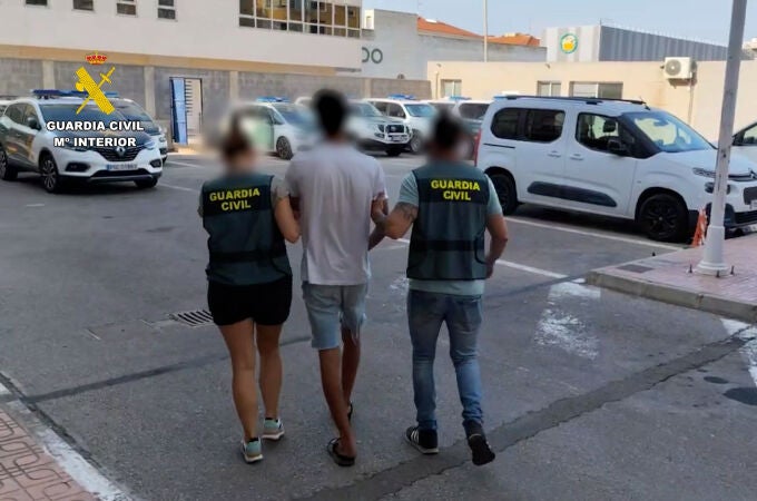 Detenido un joven acusado de apuñalar a una persona para robarle en Torrevieja (Alicante)