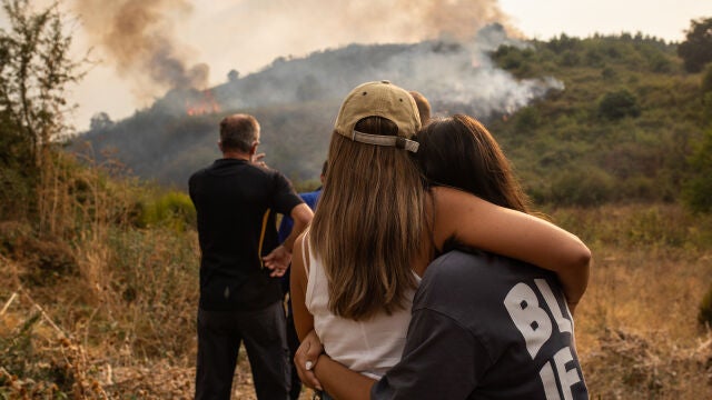 Vecinos ven el avance del incendio en Molinaseca