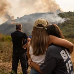 Vecinos ven el avance del incendio en Molinaseca, León, Castilla y León (España)