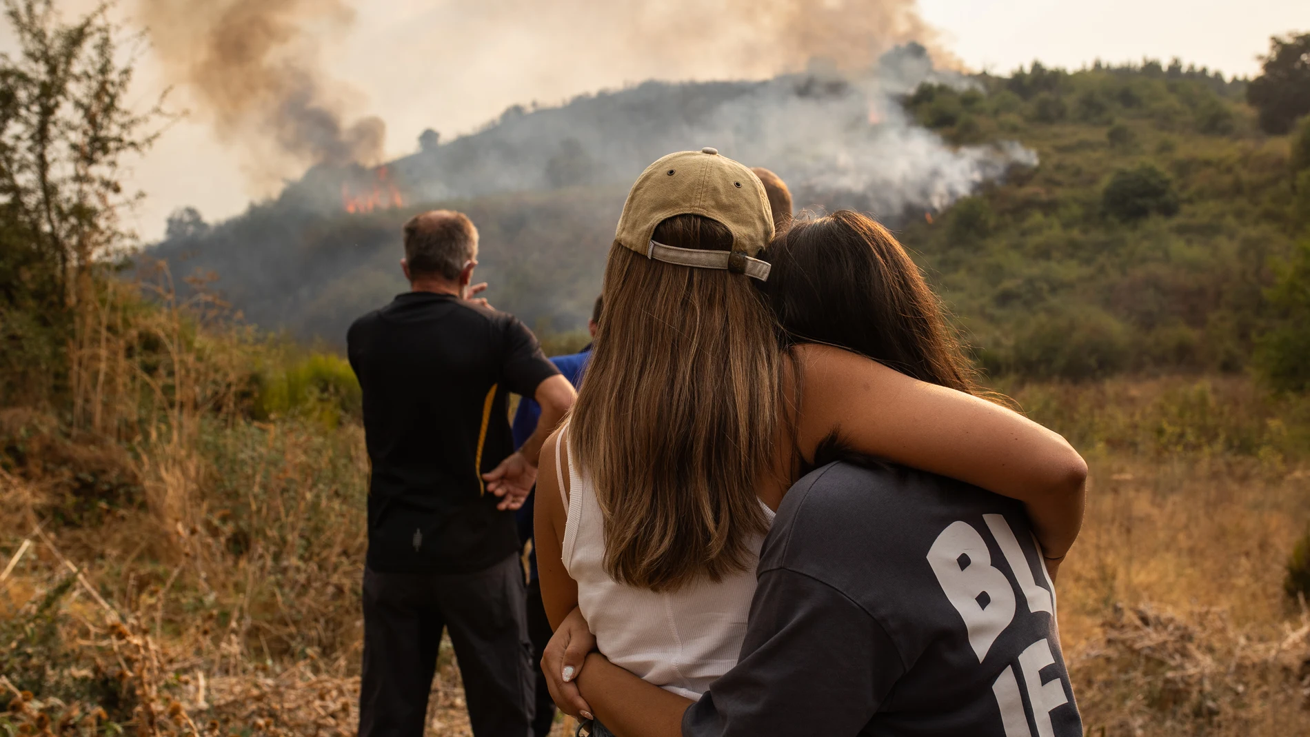 Vecinos ven el avance del incendio en Molinaseca, León, Castilla y León (España)