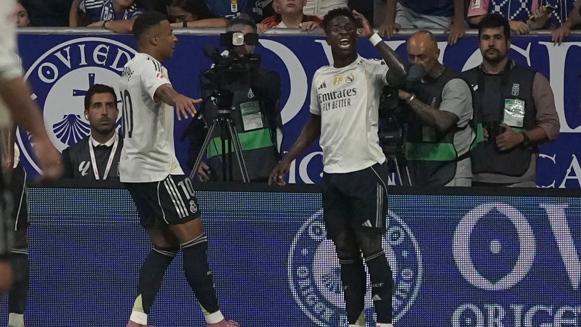 OVIEDO 24/08/2025. - El delantero del Real Madrid Vinicius Junior (d) celebra tras marcar el tercer gol, durante el partido de LaLiga de fútbol que Real Oviedo y Real Madrid han disputado este domingo en el estadio Carlos Tartiere. EFE/Paco Paredes