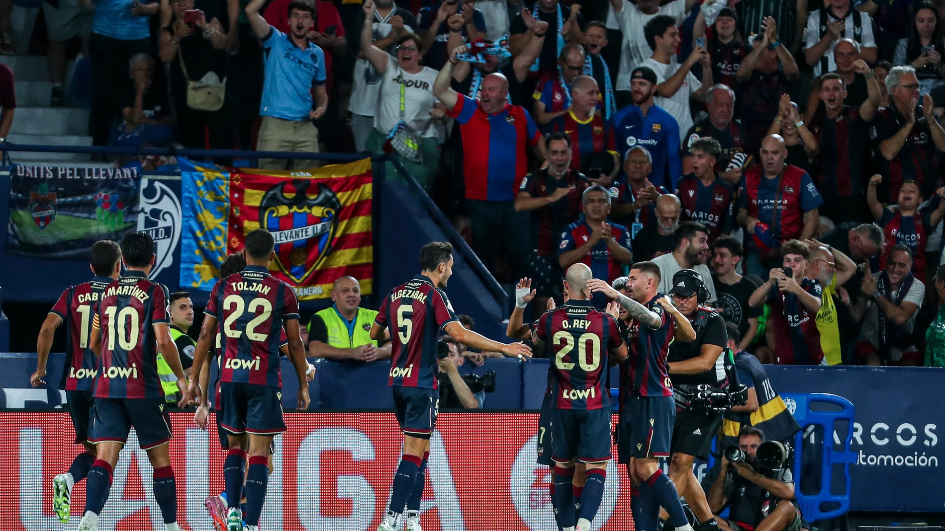 Ivan Romero of Levante UD celebrates a goal with teammates during the Spanish league, LaLiga EA Sports, football match played between Levante UD and FC Barcelona at Ciutat de Valencia stadium on August 23, 2025, in Valencia, Spain. AFP7 23/08/2025 ONLY FOR USE IN SPAIN