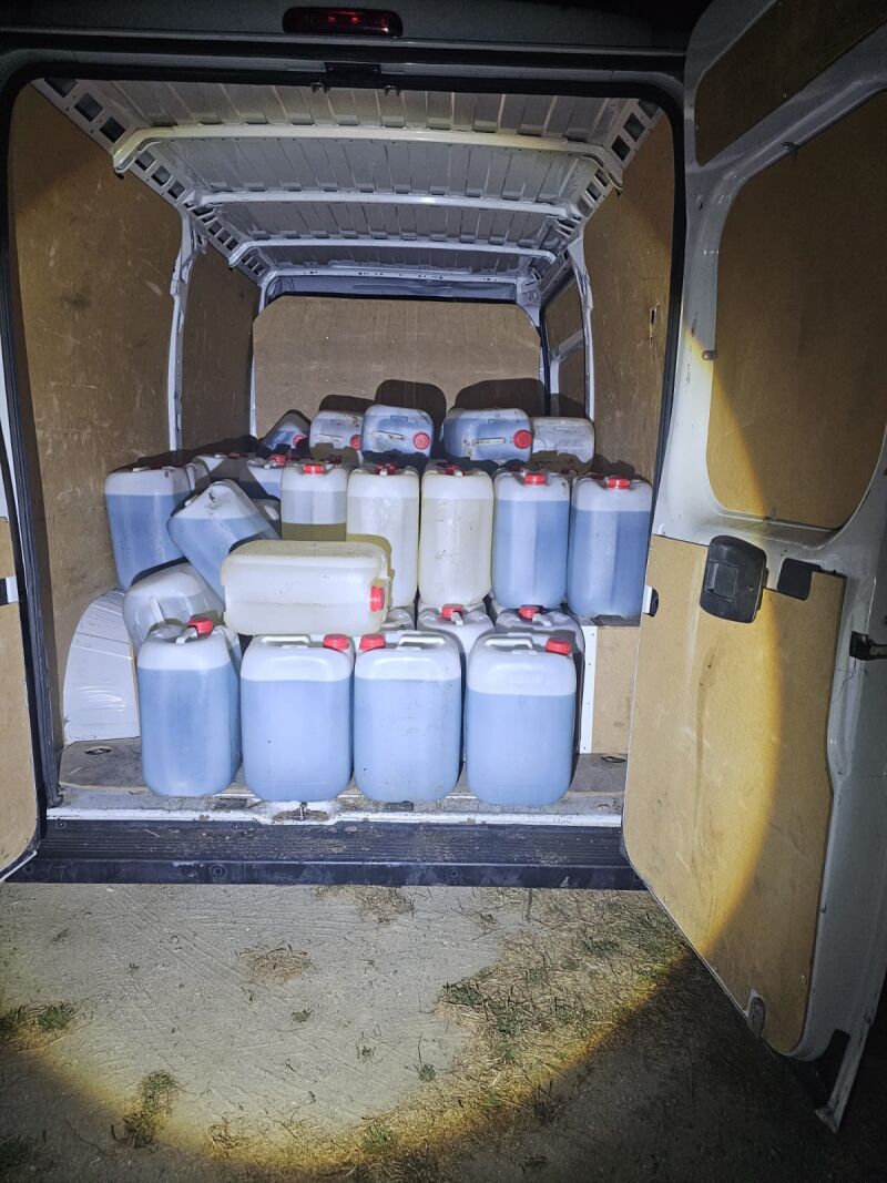 El combustible incautado por los agentes de la Guardia Civil