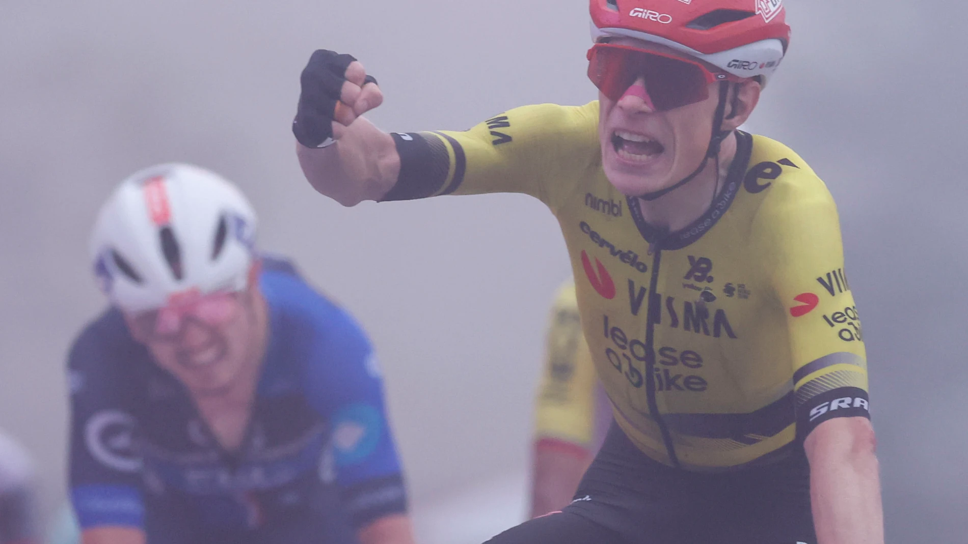 LIMONE PIEMONTE (ITALIA), 24/08/2025.- El ciclista danés Jonas Vingegaard (Visma-Lease a Bike) celebra su victoria en la segunda etapa de la Vuelta a España que ha discurrido este domingo por carreteras italianas con un trazado de 157 kilómetros entre Alba y Limone Piemonte, y donde se ha producido el primer final en alto de la carrera. EFE/ Javier Lizón