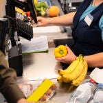 ¿Hablas con los trabajadores del supermercado? Esto dice la psicología de ti