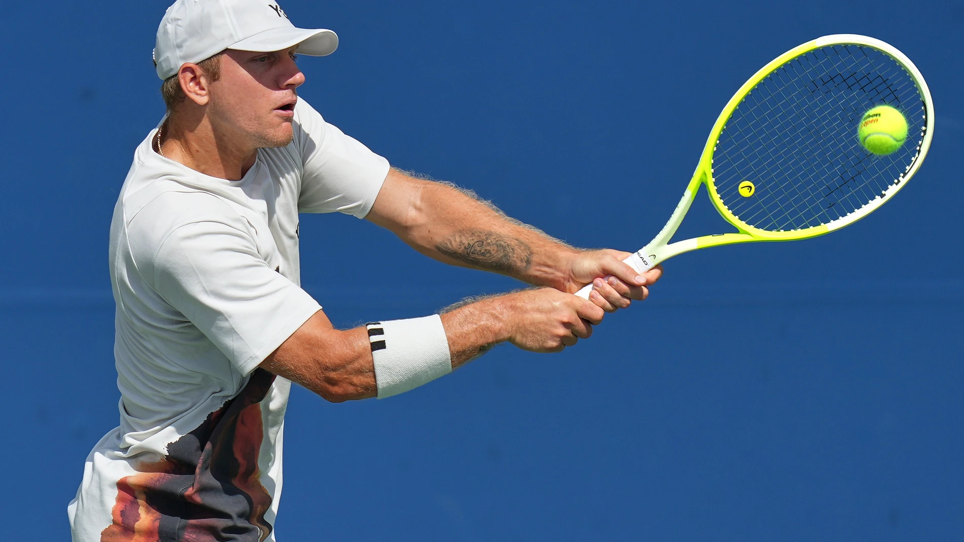 Alejandro Davidovich Fokina, of Spain, returns a shot to Alexander Shevchenko, of Kazakhstan, during the first round of the US Open tennis championships, Sunday, Aug. 24, 2025, in New York. (AP Photo/Kirsty Wigglesworth)