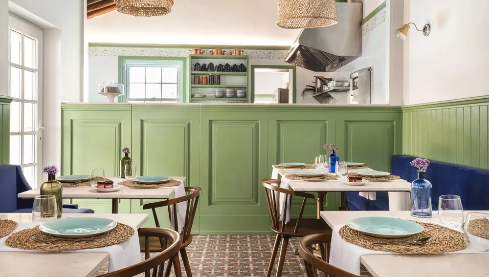 Detalle del comedor interior, con predominio de las tonalidades verdes en su decoración