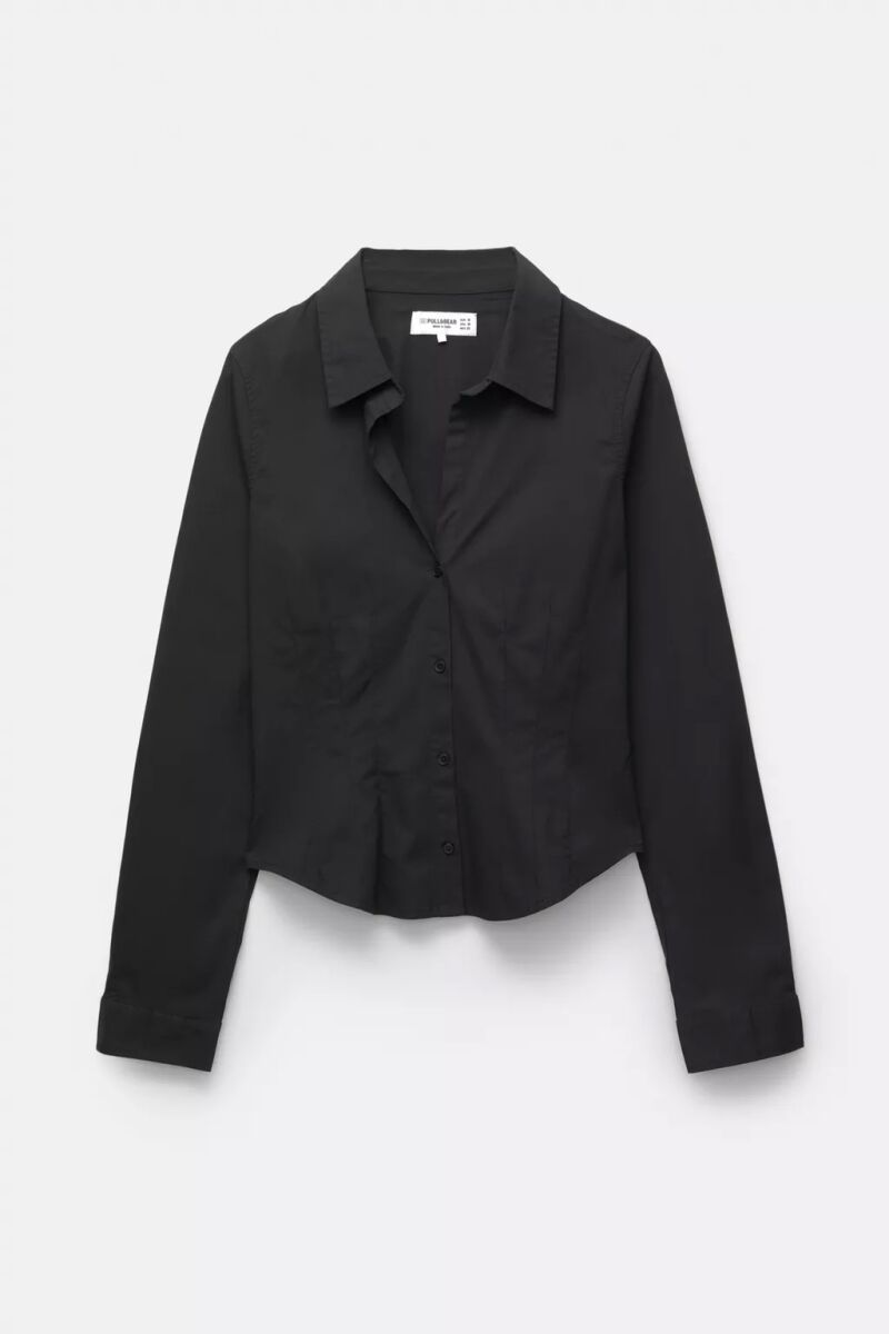 Camisa en negro ajustada.