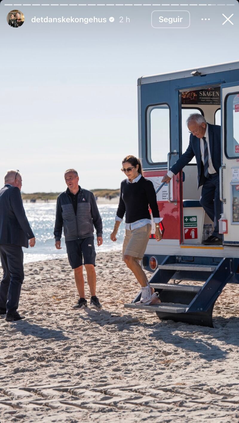 Mary de Dinamarca durante la primera parada de su crucero de verano.