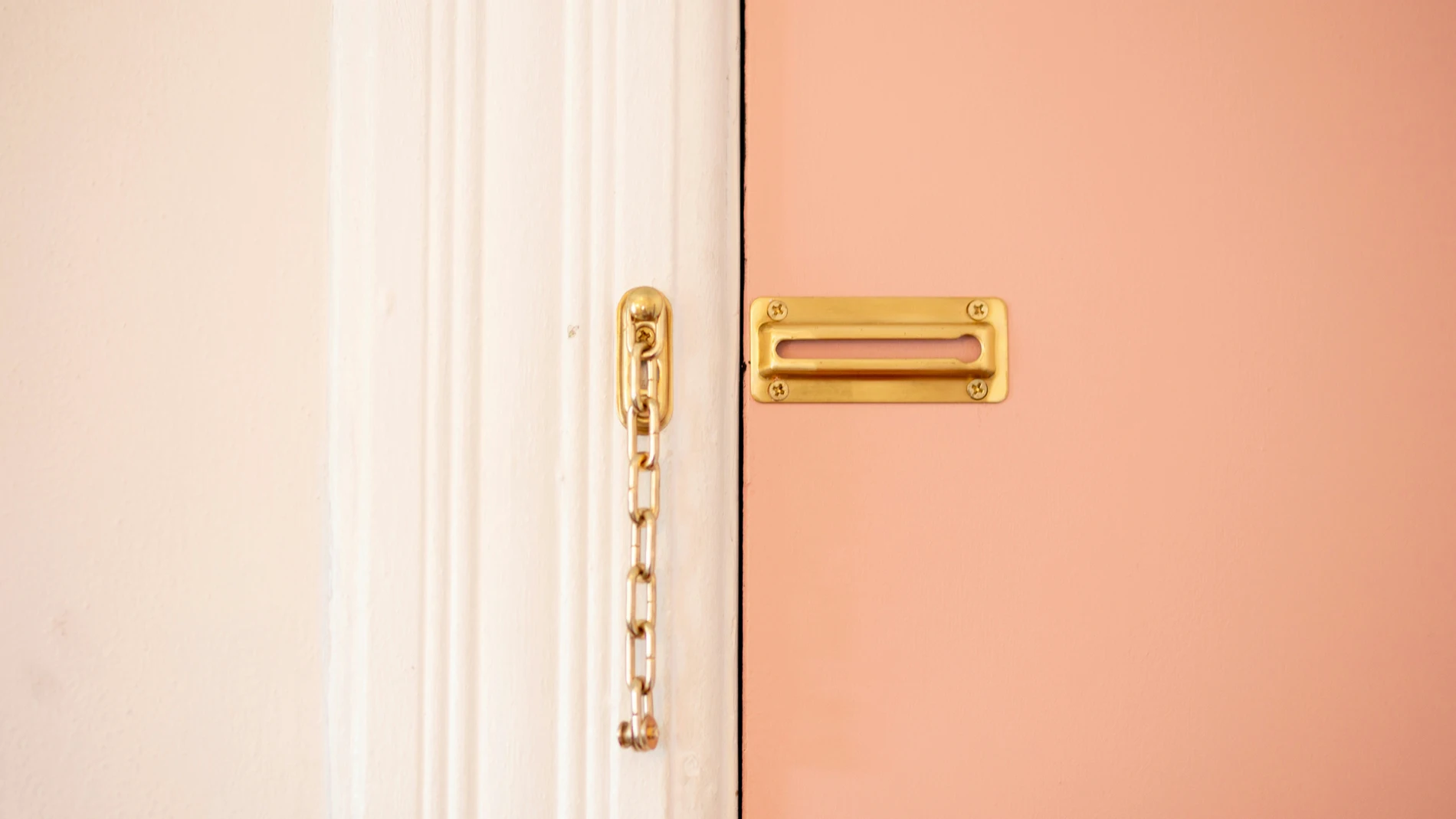 Pocas personas saben: ¿Por qué debes frotar una vela en la cerradura de tu casa?