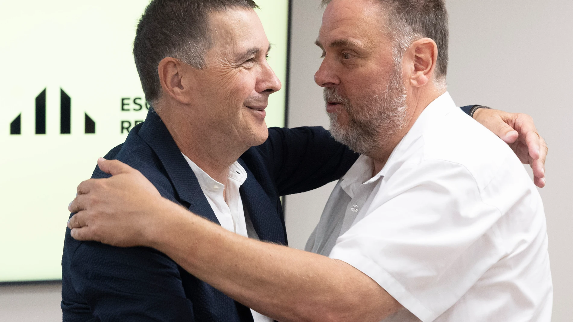 FOTODELDIA SAN SEBASTIÁN, 25/08/2025.- Los líderes de EH Bildu y ERC, Arnaldo Otegi (i) y Oriol Junqueras, se han reunido este lunes en San Sebastián para analizar la situación política de España, dentro de una ronda de contactos que los independentistas vascos han iniciado con distintas fuerzas políticas para debatir sobre la coyuntura política nacional.EFE/Javier Etxezarreta