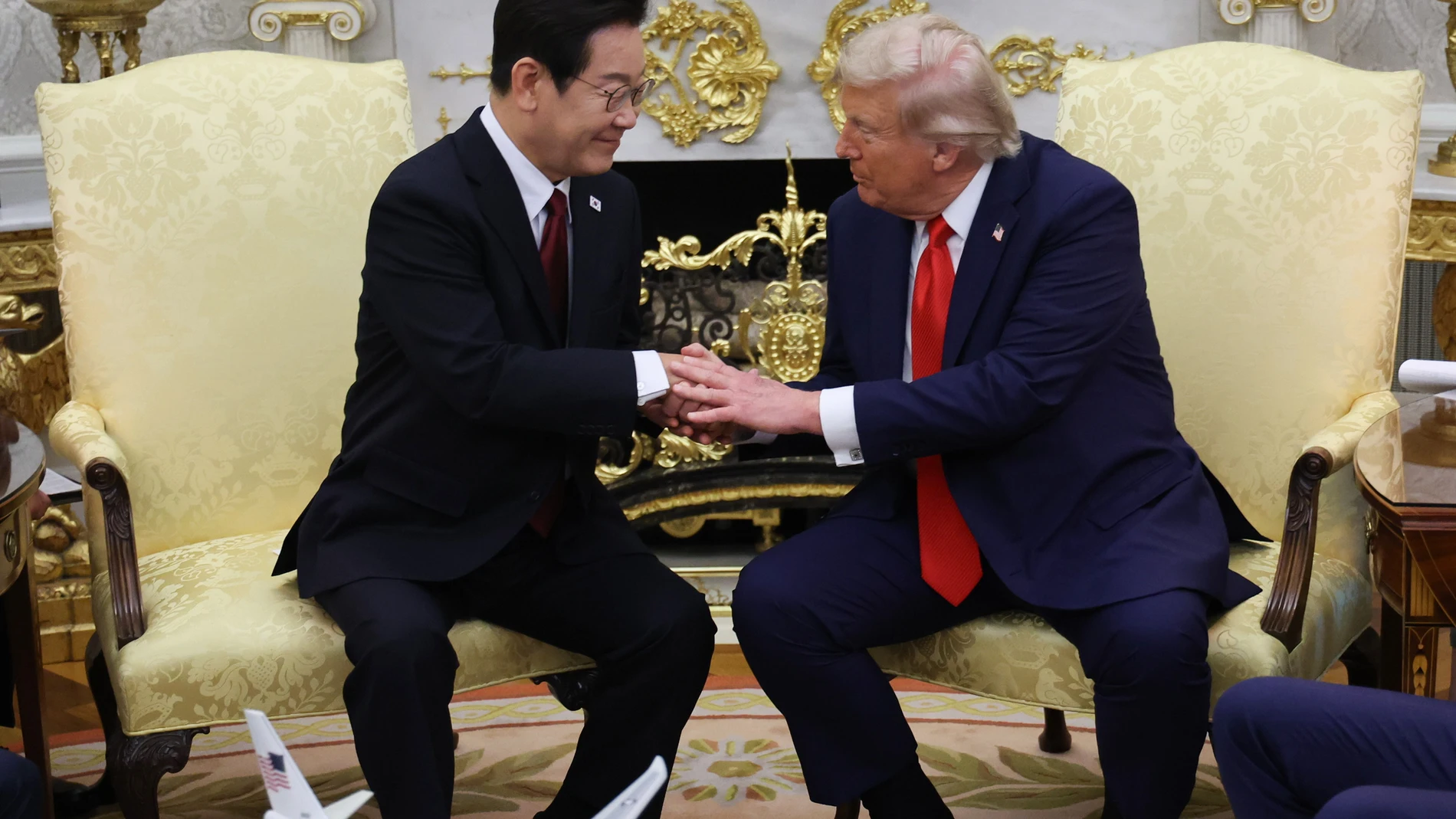 Washington (United States), 25/08/2025.- US President Donald Trump (R), and South Korea's President Lee Jae-Myung (L), shake hands during a meeting in the Oval Office of the White House in Washington, DC, USA, 25 August 2025. Lee and Trump are expected to discuss reinforcing their 71-year-old military alliance, including the construction of new US shipyards. (Corea del Sur) EFE/EPA/YONHAP SOUTH KOREA OUT