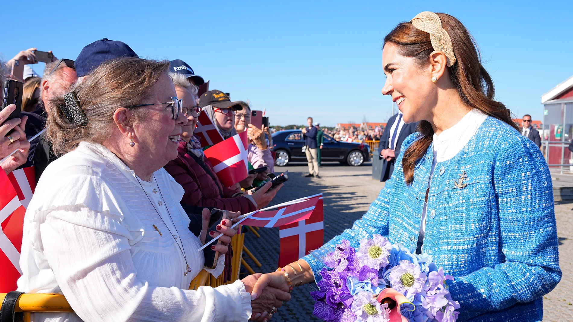 Saeby (Denmark), 25/08/2025.- Denmark's Queen Mary (R) greets spectators in Saeby, Denmark, 25 August 2025. Danish King Frederik X and Queen Mary are on a summer trip to Frederikshavn municipality, touring the region with the royal ship Dannebrog. (Dinamarca) EFE/EPA/BO AMSTRUP DENMARK OUT