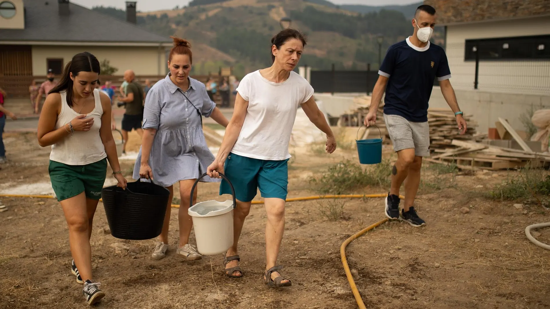Vecinos de Molinaseca recogiendo agua para apagar llamas