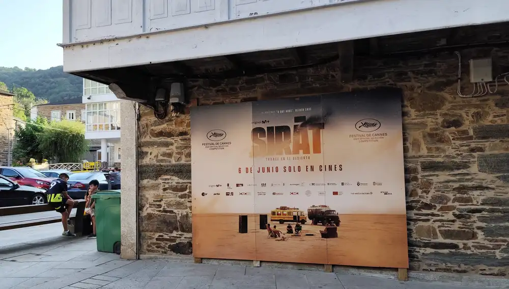 En la plaza a la queda la vivienda sigue el cartel del omnipresente Oliver Laxe, que presentó allí su última película recién llegado de Cannes