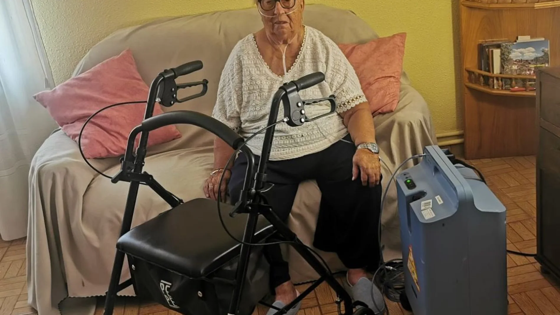 Una madre con respirador y andador, encerrada en su casa de La Baña (León) por los incendios