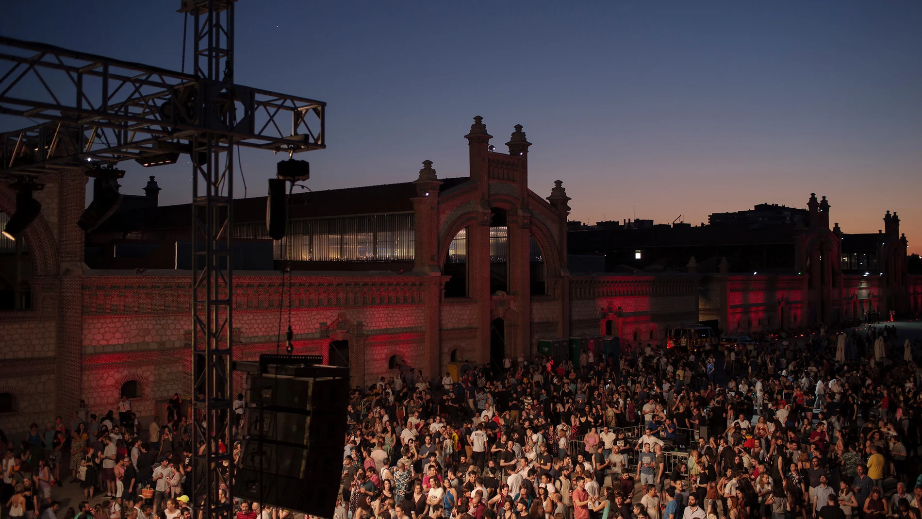 Uno de los conciertos en el Matadero de Madrid, durante el ocaso