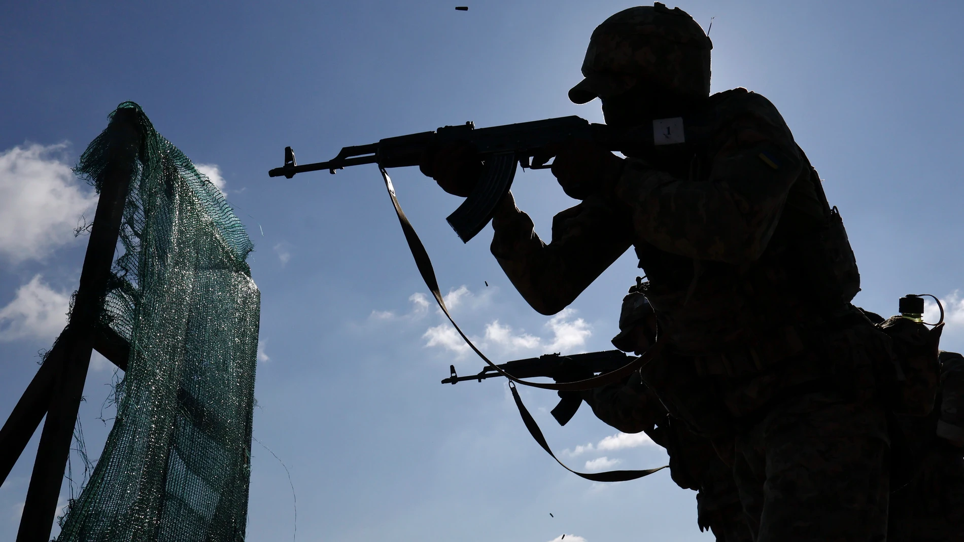 Soldados ucranianos apuntando con su rifle