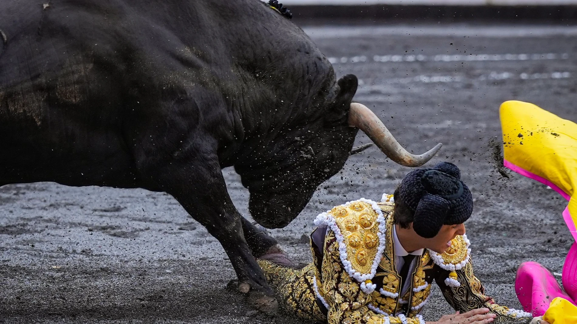 Roca Rey se cae de la feria de Cuenca por una lesión grave en el pie izquierdo