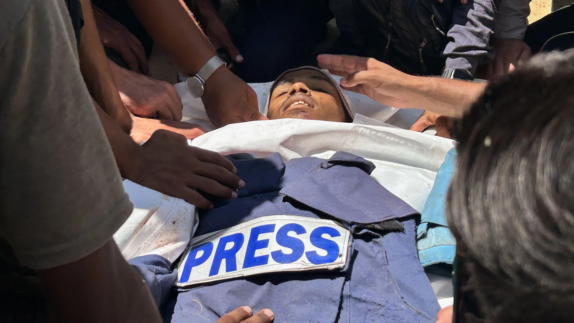 CIUDAD DE GAZA (GAZA Y CISJORDANIA), 25/08/2025.- El número de periodistas asesinados este lunes en el bombardeo israelí contra el Hospital Nasser, en el sur de Gaza, aumentó a cinco, después de que un reportero independiente, que trabajaba para diferentes medios, sucumbiera a sus heridas. EFE/ Ahmad Awad