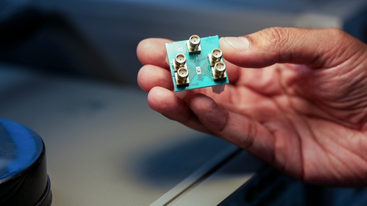¡Revolución en la IA Móvil! El Chip 'Cerebro de Microondas' que Consume Menos que una Bombilla LED