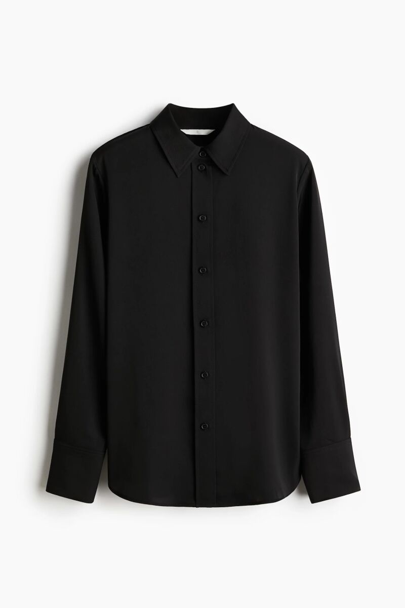 Camisa en negro clásica.