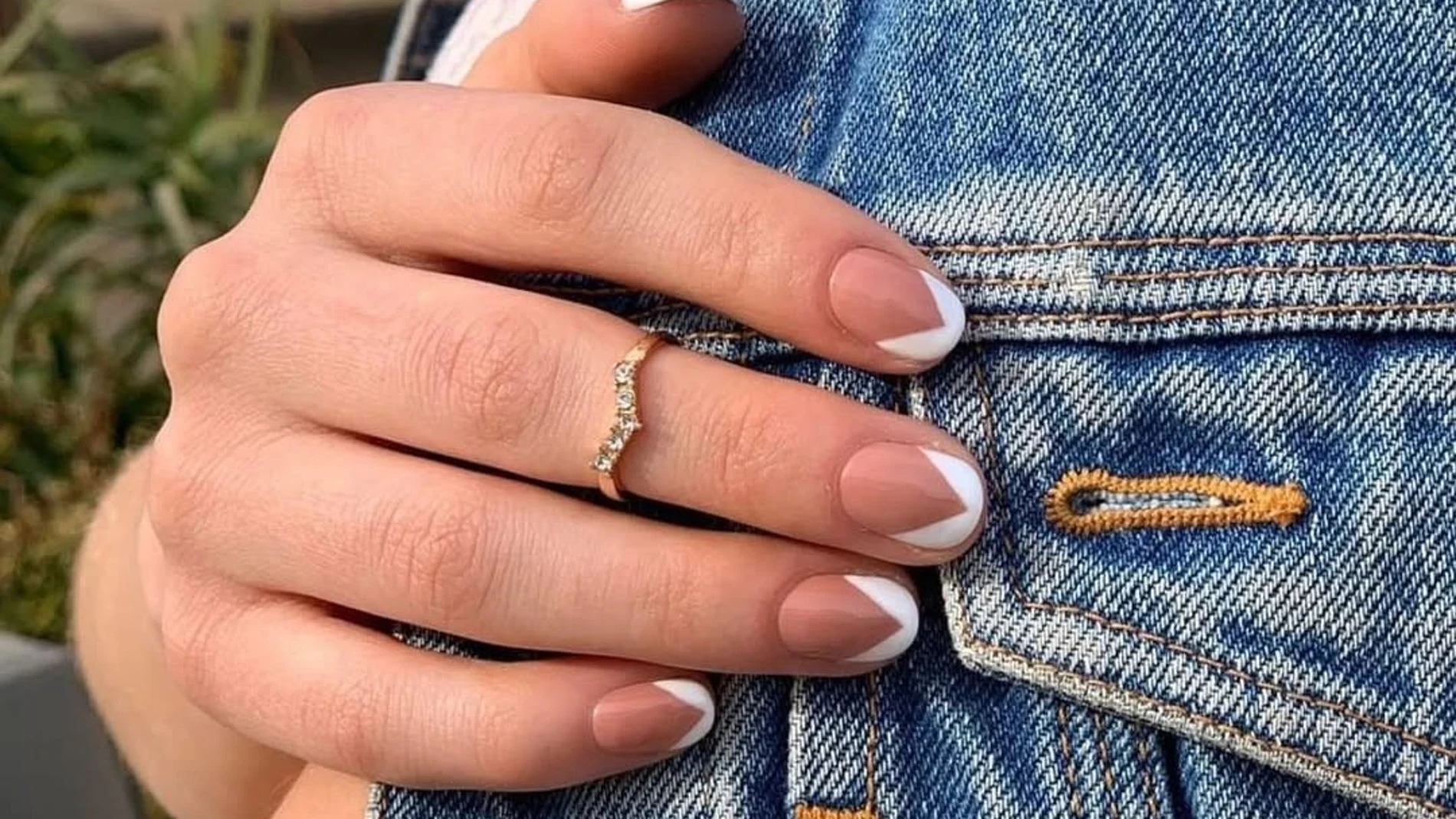 Diseño de manicura francesa en V clásica