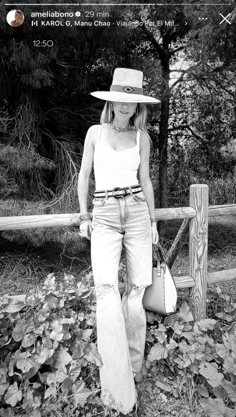 Amelia Bono con vaqueros rotos.