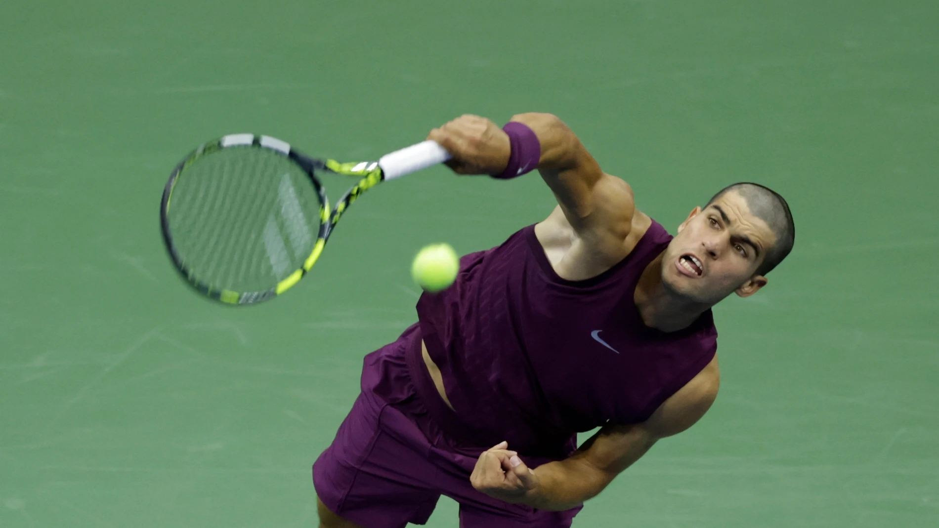 Carlos Alcaraz, of Spain, serves to Reilly Opelka, of the United States, during the first round of the U.S. Open tennis championships, Monday, Aug. 25, 2025, in New York. (AP Photo/Adam Hunger)