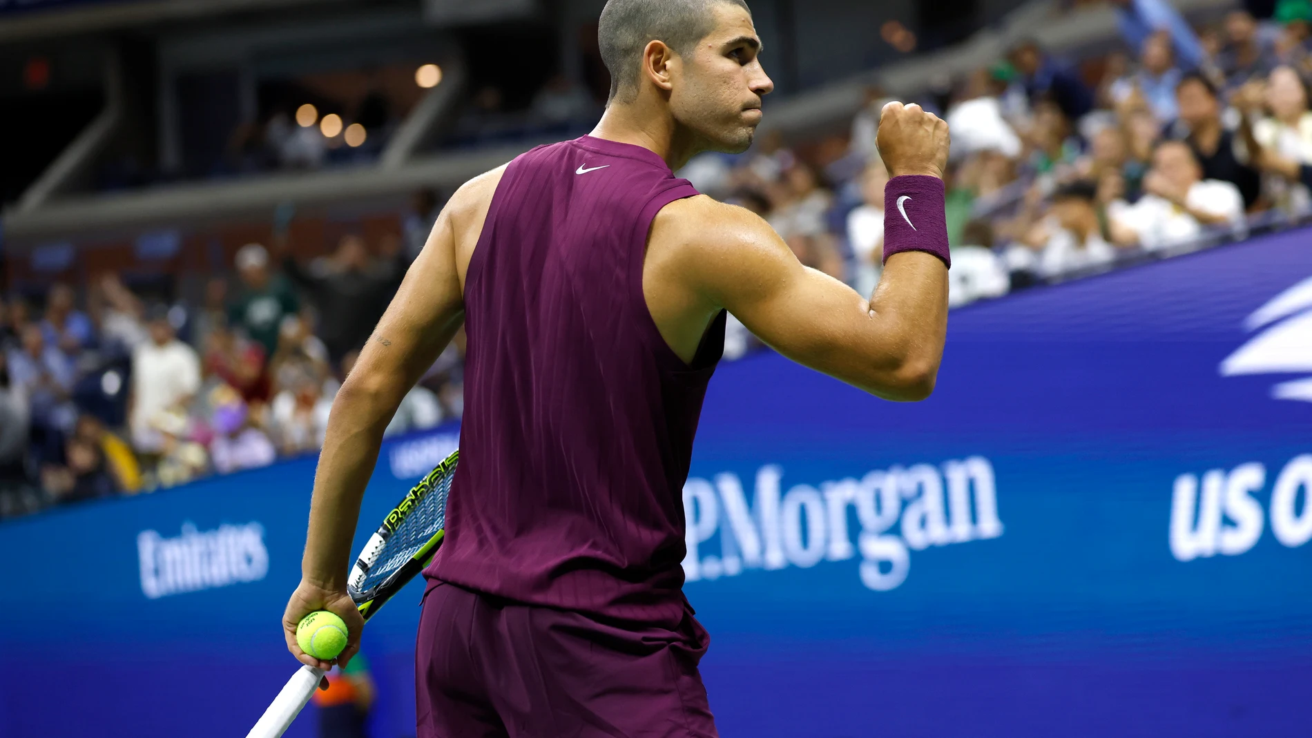 FLUSHING MEADOWS (United States), 26/08/2025.- Carlos Alcaraz of Spain pumps his fist towards his team box after winning match point against Reilly Opelka of the US during the first round of the US Open Tennis Championships at the USTA Billie Jean King National Tennis Center in Flushing Meadows, New York, USA, 25 August 2025. The US Open tournament runs from 24 August through 07 September. (Tenis, España, Nueva York) EFE/EPA/JOHN G. MABANGLO