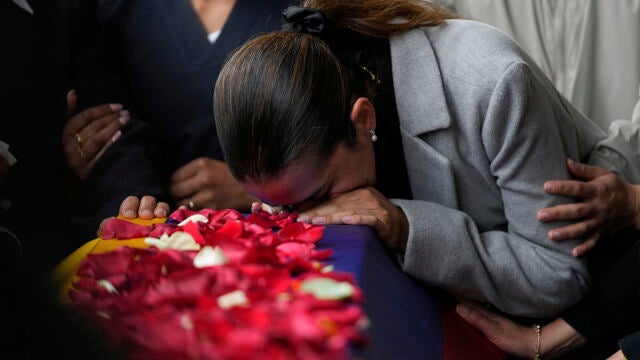 Una viuda llora sobre el féretro de su marido, asesinado por disidentes de las FARC en un atentado