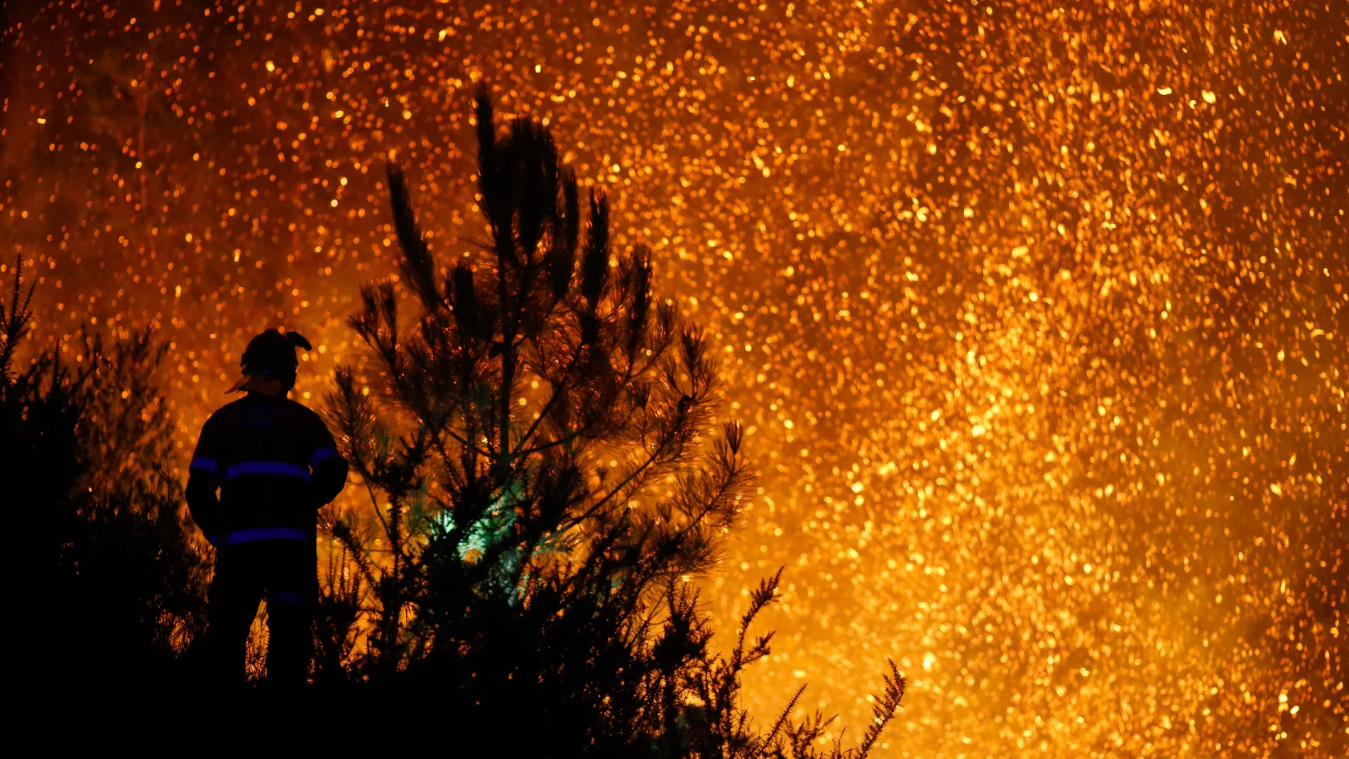 Un vecino ve el avance del fuego, a 25 de agosto de 2025, en A Pobra de Brollón, Lugo, Galicia (España). Un incendio en el municipio lucense de A Pobra do Brollón, originado en la parroquia de Abrence, ha obligado a declarar la situación 2 de emergencia. Así lo ha confirmado la Consellería de Medio Rural, que ha señalado que la decisión se toma como medida preventiva ante la proximidad de las llamas a los núcleos de Golmar, Conceado y San Pedro. Por el momento, las estimaciones señalan que af...