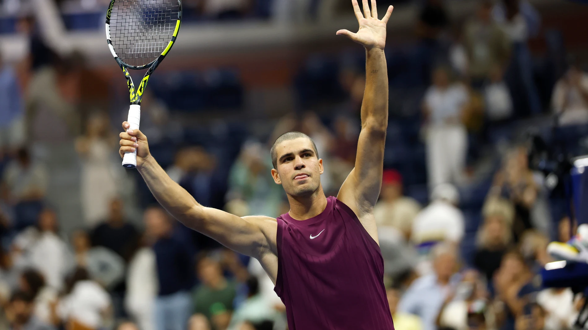 FLUSHING MEADOWS (United States), 26/08/2025.- Carlos Alcaraz of Spain acknowledges the fans after winning match point against Reilly Opelka of the US during the first round of the US Open Tennis Championships at the USTA Billie Jean King National Tennis Center in Flushing Meadows, New York, USA, 25 August 2025. The US Open tournament runs from 24 August through 07 September. (Tenis, España, Nueva York) EFE/EPA/JOHN G. MABANGLO