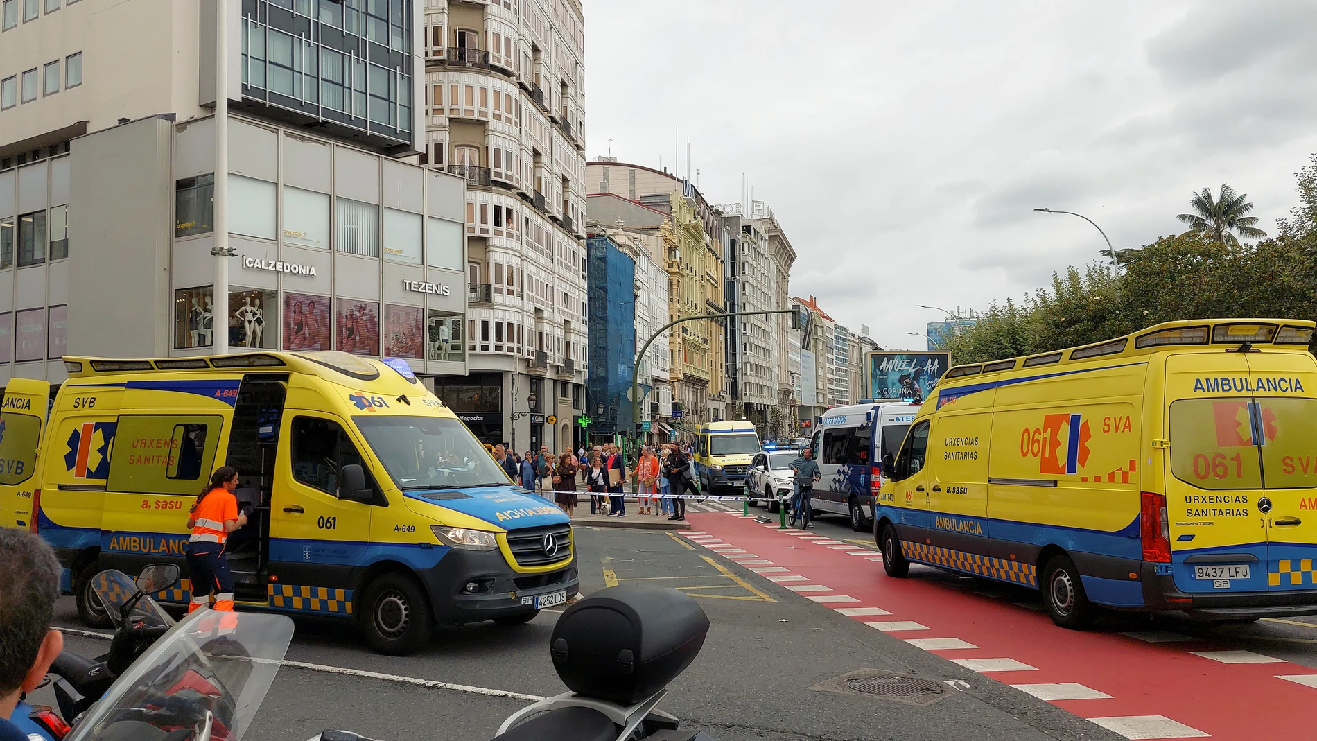 A CORUÑA, 27/08/2025.- Varias ambulancias en las inmediaciones de la calle Juana de Vega de ACoruña, donde ha tenido lugar un aatropello múltiple con al menos cuatro personas heridas. EFE/ Moncho Fuentes/